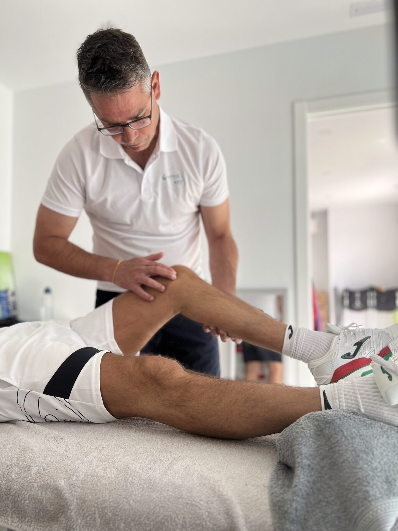 Richard working on a client's knee and thigh in the Benalmádena studio